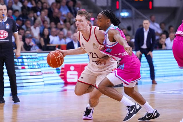 04.06.2026, xydrx, Basketball, easyCredit Basketball Bundesliga, Playoffs, Halbfinale Spiel 3, Telekom Baskets Bonn - FC Bayern München Basketball, Telekom Dome Bonn: Justus Hollatz (FC Bayern Muenchen Basketball, 21) im Zweikampf gegen Jalen Finch (Telekom Baskets Bonn, 0) Copyright: HMBxMedia YannisxDreimann
