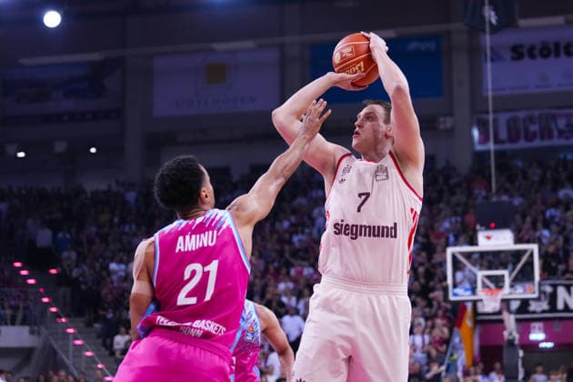 04.06.2026, xydrx, Basketball, easyCredit Basketball Bundesliga, Playoffs, Halbfinale Spiel 3, Telekom Baskets Bonn - FC Bayern München Basketball, Telekom Dome Bonn: Joel Aminu (Telekom Baskets Bonn, 21) im Zweikampf gegen Johannes Voigtmann (FC Bayern Muenchen Basketball, 7) Copyright: HMBxMedia YannisxDreimann