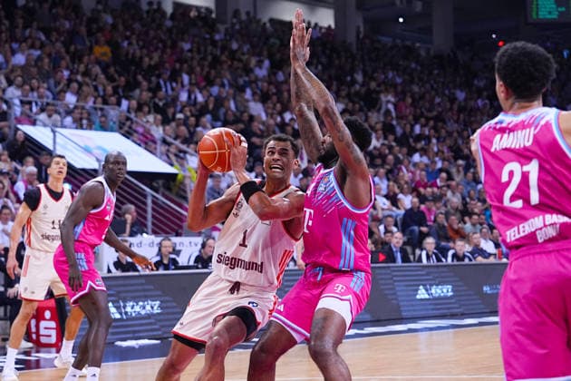 04.06.2026, xydrx, Basketball, easyCredit Basketball Bundesliga, Playoffs, Halbfinale Spiel 3, Telekom Baskets Bonn - FC Bayern München Basketball, Telekom Dome Bonn: Oscar da Silva (FC Bayern Muenchen Basketball, 1) im Zweikampf gegen Jeff Garrett Jr. (Telekom Baskets Bonn, 4) Copyright: HMBxMedia YannisxDreimann