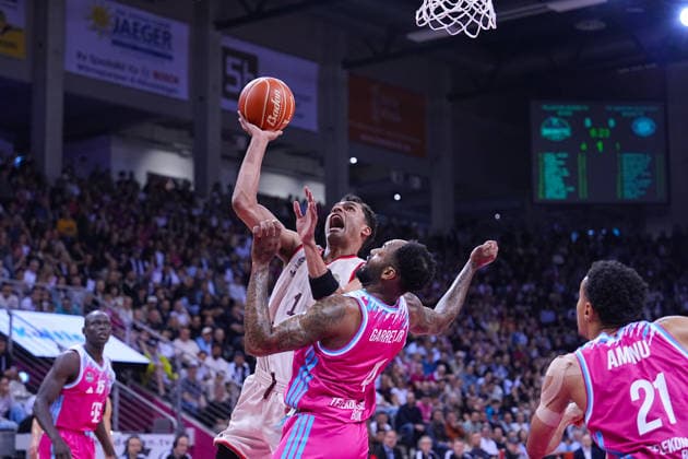 04.06.2026, xydrx, Basketball, easyCredit Basketball Bundesliga, Playoffs, Halbfinale Spiel 3, Telekom Baskets Bonn - FC Bayern München Basketball, Telekom Dome Bonn: Oscar da Silva (FC Bayern Muenchen Basketball, 1) im Zweikampf gegen Jeff Garrett Jr. (Telekom Baskets Bonn, 4) Copyright: HMBxMedia YannisxDreimann