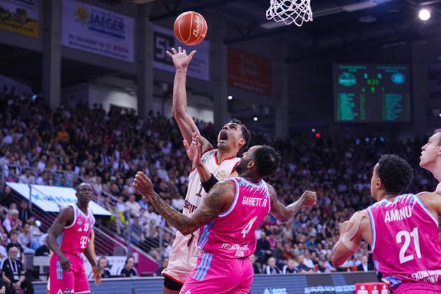 04.06.2026, xydrx, Basketball, easyCredit Basketball Bundesliga, Playoffs, Halbfinale Spiel 3, Telekom Baskets Bonn - FC Bayern München Basketball, Telekom Dome Bonn: Oscar da Silva (FC Bayern Muenchen Basketball, 1) im Zweikampf gegen Jeff Garrett Jr. (Telekom Baskets Bonn, 4) Copyright: HMBxMedia YannisxDreimann