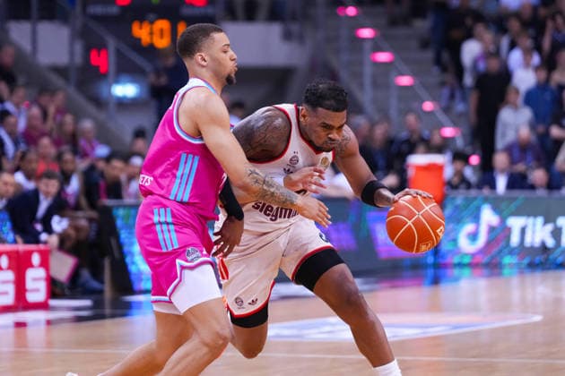 04.06.2026, xydrx, Basketball, easyCredit Basketball Bundesliga, Playoffs, Halbfinale Spiel 3, Telekom Baskets Bonn - FC Bayern München Basketball, Telekom Dome Bonn: Alijah Comithier (Telekom Baskets Bonn, 2) im Zweikampf gegen Xavier Rathan-Mayes (FC Bayern Muenchen Basketball, 4) Copyright: HMBxMedia YannisxDreimann
