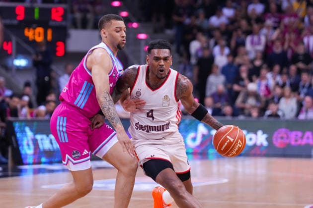 04.06.2026, xydrx, Basketball, easyCredit Basketball Bundesliga, Playoffs, Halbfinale Spiel 3, Telekom Baskets Bonn - FC Bayern München Basketball, Telekom Dome Bonn: Alijah Comithier (Telekom Baskets Bonn, 2) im Zweikampf gegen Xavier Rathan-Mayes (FC Bayern Muenchen Basketball, 4) Copyright: HMBxMedia YannisxDreimann