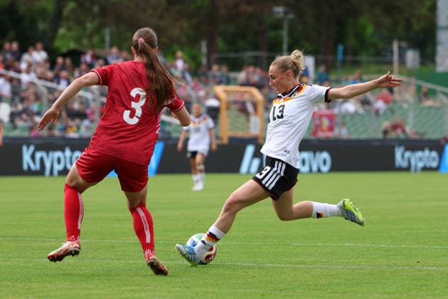 Deutschland: U23 Frauen Freundschaftsspiel 2025 - 2026, Deutschland U23 gegen Dänemark U23, Alfred-Kunze-Sportpark (Leipzig): Abschluss knapp am Tor vorbei von Sophie Nachtigall (Deutschland U23 Frauen, 13) Copyright: xLucasxWalterx