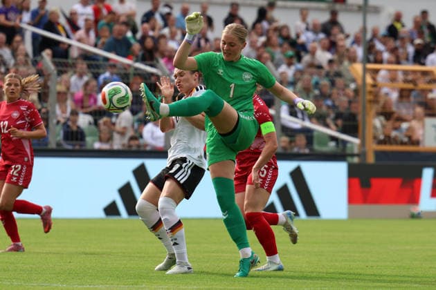 Deutschland: U23 Frauen Freundschaftsspiel 2025 - 2026, Deutschland U23 gegen Dänemark U23, Alfred-Kunze-Sportpark (Leipzig): Erster Kontakt im Spiel zwischen Sophie Weidauer (Deutschland U23 Frauen, 9) und Alberte Vingum (Dänemark U23 Frauen, 1) Copyright: xLucasxWalterx