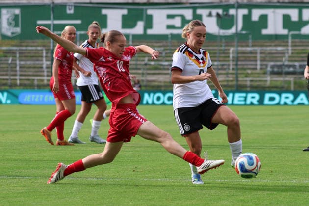 Deutschland: U23 Frauen Freundschaftsspiel 2025 - 2026, Deutschland U23 gegen Dänemark U23, Alfred-Kunze-Sportpark (Leipzig): Sofie Zdebel (Deutschland U23 Frauen, 6) im Zweikampf mit Karoline Olesen (Dänemark U23 Frauen, 10) Copyright: xLucasxWalterx