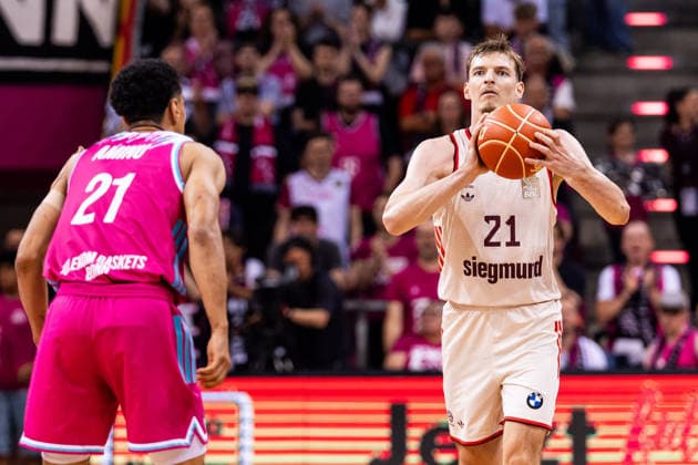 BONN, GERMANY - JUNE 04: Justus Hollatz (FC Bayern Muenchen, 21) controls the ball against Joel Aminu (Telekom Baskets Bonn, 21) during the easyCredit Basketball Bundesliga Playoffs Semi-final match 3 between Telekom Baskets Bonn vs. FC Bayern Muenchen at Telekom Dome Bonn on match 3 of easyCredit Basketball Bundesliga Playoffs Semi-final on June 04, 2026 in Bonn, Germany. North Rhine Westphalia Germany Copyright: xSteffiexWunderlx