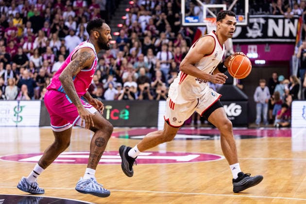 BONN, GERMANY - JUNE 04: Oscar da Silva (FC Bayern Muenchen, 1) controls the ball against Jeff Garrett Jr. (Telekom Baskets Bonn, 4) during the easyCredit Basketball Bundesliga Playoffs Semi-final match 3 between Telekom Baskets Bonn vs. FC Bayern Muenchen at Telekom Dome Bonn on match 3 of easyCredit Basketball Bundesliga Playoffs Semi-final on June 04, 2026 in Bonn, Germany. North Rhine Westphalia Germany Copyright: xSteffiexWunderlx