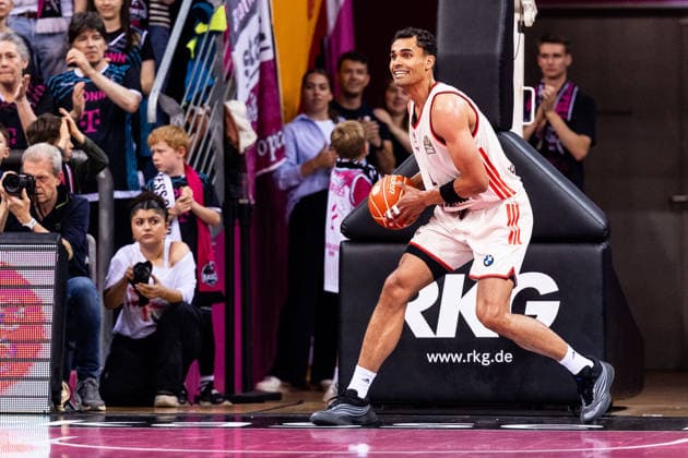 BONN, GERMANY - JUNE 04: Oscar da Silva (FC Bayern Muenchen, 1) controls the ball during the easyCredit Basketball Bundesliga Playoffs Semi-final match 3 between Telekom Baskets Bonn vs. FC Bayern Muenchen at Telekom Dome Bonn on match 3 of easyCredit Basketball Bundesliga Playoffs Semi-final on June 04, 2026 in Bonn, Germany. North Rhine Westphalia Germany Copyright: xSteffiexWunderlx