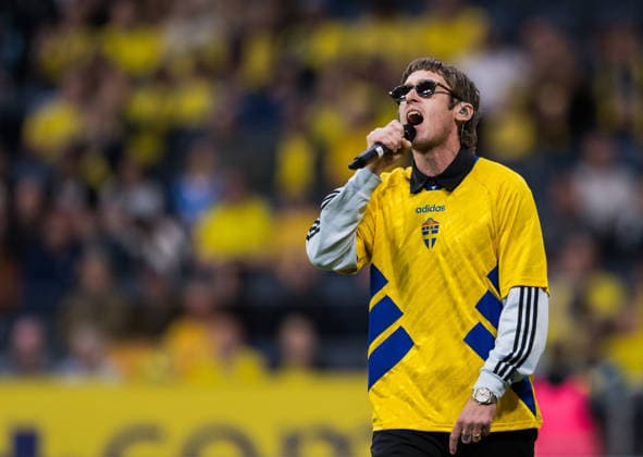 260604 Artist Thomas Stenström performs ahead of the International Friendly, Länderspiel, Nationalmannschaft football match between Sweden and Greece on June 4, 2026 in Stockholm. Photo: Johanna Säll BILDBYRAN kod JL JM0822 bbeng fotboll football soccer fotball träningslandskamp international friendly sverige sweden sverige a grekland greece Copyright: JOHANNAxSÄLL BB260604BB483