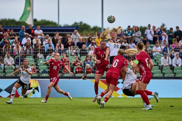 04.06.2026, GER, Frauenfußball, Internationale Testpiele, Freundschaftsspiel, 2026, Deutschland U23 - Dänemark U23 Julia Landenberger (20, Deutschland U23w), Aktion, mit Ball, Kopfballduell Leipzig Alfred-Kunze-Sportpark Sachsen Deutschland