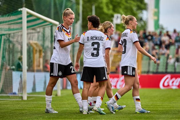 04.06.2026, GER, Frauenfußball, Internationale Testpiele, Freundschaftsspiel, 2026, Deutschland U23 - Dänemark U23 Julia Landenberger (20, Deutschland U23w), Torschützin zu 1:0, klatscht ab Leipzig Alfred-Kunze-Sportpark Sachsen Deutschland