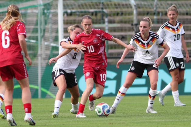 Fußball, U23-Frauen: Deutschland - Dänemark, 04.06.26 Karoline Olesen (10, Dänemark U23) zwischen Sofie Zdebel (6, Deutschland U23, Bayer Leverkusen) und Kapitänin Vanessa Diehm (4, Deutschland U23, TSG Hoffenheim). Fußball, Testspiel U23-Frauen: Deutschland - Dänemark am 04.06.26 im Alfred-Kunze-Sportpark Leipzig-Leutzsch. Copyright: xBEAUTIFULxSPORTS JanxKaeferx