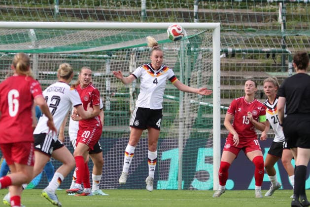 Fußball, U23-Frauen: Deutschland - Dänemark, 04.06.26 Kapitänin Vanessa Diehm (4, Deutschland U23, TSG Hoffenheim) klärt per Kopf. Fußball, Testspiel U23-Frauen: Deutschland - Dänemark am 04.06.26 im Alfred-Kunze-Sportpark Leipzig-Leutzsch. Copyright: xBEAUTIFULxSPORTS JanxKaeferx