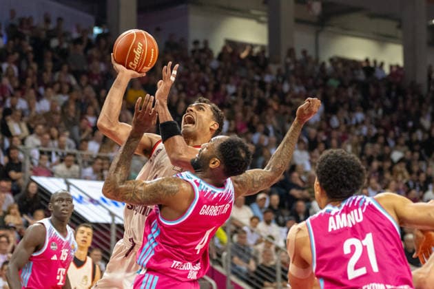 Sport Bilder des Tages Zweikampf zwischen Kilian Fischer (FC Bayern Muenchen, 01) und Jeff Garrett Jr. (Telekom Baskets Bonn, 04). Telekom Baskets Bonn vs. FC Bayern Muenchen, Basketball, e@sy credit BBL, Halbfinale, 3. Spiel, Saison 2025 2026, 04.06.2026 Telekom Baskets Bonn vs. FC Bayern Muenchen, Basketball, e@sy credit BBL, Halbfinale, 3. Spiel, Saison 2025 2026, 04.06.2026 Bonn *** duel between Kilian Fischer FC Bayern Muenchen, 01 and Jeff Garrett Jr Telekom Baskets Bonn, 04 Telekom Baskets Bonn vs FC Bayern Muenchen, basketball, e@sy credit BBL, semi-final, 3 match, 2025 2026 season, 04 06 2026 Telekom Baskets Bonn vs FC Bayern Muenchen, basketball, e@sy credit BBL, semi-final, 3 match, 2025 2026 season, 04 06 2026 Bonn Copyright: xEibner-Pressefoto ThomasxHaeslerx EP_THR