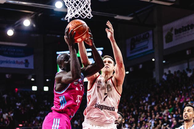 easyCreditBBL, Playoff-Halbfinale 3, Telekom Baskets Bonn vs. FC Bayern Basketball, 4.6.2026 Kampf um den Rebound: Kur Jongkuch (Telekom Baskets Bonn 15) und Johannes Voigtmann (FC BAYERN MÜNCHEN BASKETBALL 7) - easyCreditBBL, Playoff-Halbfinale 3, Telekom Baskets Bonn vs. FC Bayern Basketball, 4.6.2026, Telekom Dome Bonn Copyright: xBEAUTIFULxSPORTS Derixx