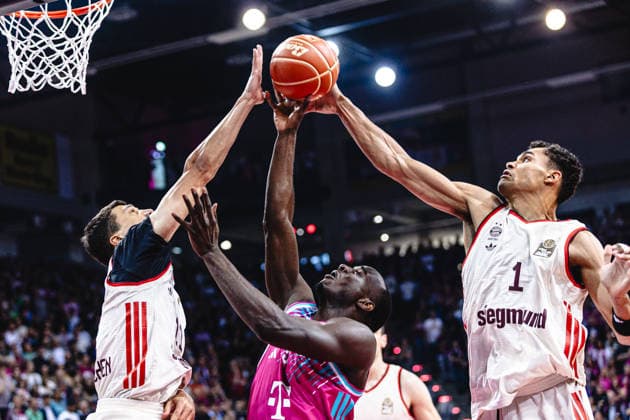 easyCreditBBL, Playoff-Halbfinale 3, Telekom Baskets Bonn vs. FC Bayern Basketball, 4.6.2026 Vladimir Lucic (FC BAYERN MÜNCHEN BASKETBALL 11) und Oscar da Silva (FC BAYERN MÜNCHEN BASKETBALL 1) räumen Tylan Birts (Telekom Baskets Bonn 5) ab - easyCreditBBL, Playoff-Halbfinale 3, Telekom Baskets Bonn vs. FC Bayern Basketball, 4.6.2026, Telekom Dome Bonn Copyright: xBEAUTIFULxSPORTS Derixx