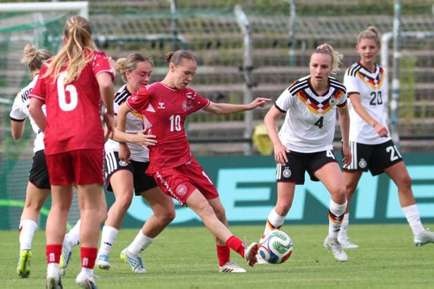 Fußball, U23-Frauen: Deutschland - Dänemark, 04.06.26 Karoline Olesen (10, Dänemark U23) am Ball, Kapitänin Vanessa Diehm (4, Deutschland U23, TSG Hoffenheim) beobachtet. Fußball, Testspiel U23-Frauen: Deutschland - Dänemark am 04.06.26 im Alfred-Kunze-Sportpark Leipzig-Leutzsch. Copyright: xBEAUTIFULxSPORTS JanxKaeferx