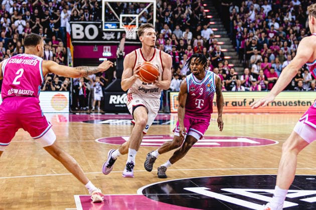 easyCreditBBL, Playoff-Halbfinale 3, Telekom Baskets Bonn vs. FC Bayern Basketball, 4.6.2026 Justus Hollatz (FC BAYERN MÜNCHEN BASKETBALL 21) gegen ganz Bonn - easyCreditBBL, Playoff-Halbfinale 3, Telekom Baskets Bonn vs. FC Bayern Basketball, 4.6.2026, Telekom Dome Bonn Copyright: xBEAUTIFULxSPORTS Derixx