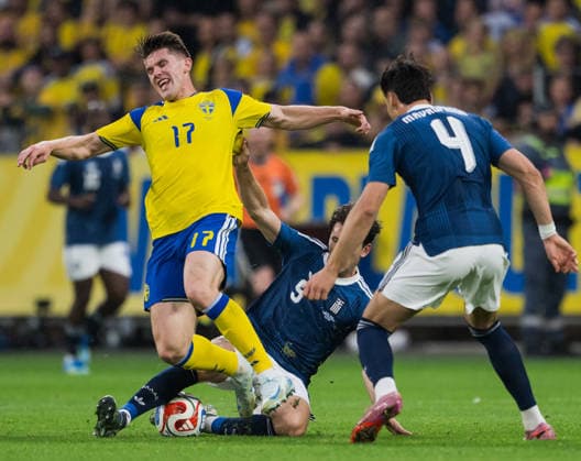260604 Viktor Gyökeres of Sweden and Panagiotis Retsos of Greece during the International Friendly, Länderspiel, Nationalmannschaft football match between Sweden and Greece on June 4, 2026 in Stockholm. Photo: Johanna Säll BILDBYRAN kod JL JM0822 bbeng fotboll football soccer fotball träningslandskamp international friendly sverige sweden sverige a grekland greece Copyright: JOHANNAxSÄLL BB260604BB502