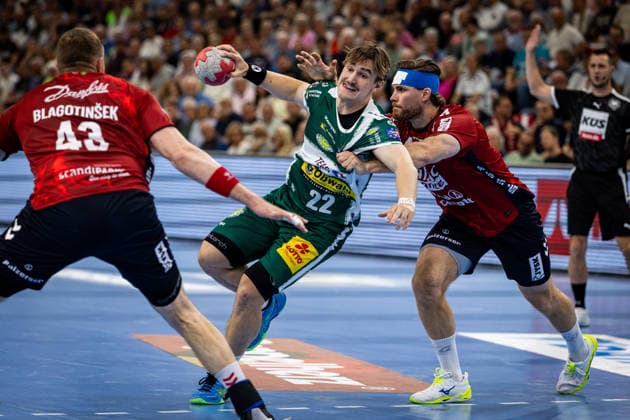 Sport Bilder des Tages DAIKIN HBL: SG Flensburg-Handewitt vs ThSV Eisenach; 04.06.26 Felix Aellen (Nr.22, ThSV Eisenach) gegen Blaz Blagotinsek (Nr.43, SG Flensburg-Handewitt) und Johannes Golla (Nr.04, SG Flensburg-Handewitt) DAIKIN HBL: SG Flensburg-Handewitt vs ThSV Eisenach, GP JOULE Arena am 04.06.26 *** DAIKIN HBL SG Flensburg Handewitt vs ThSV Eisenach 04 06 26 Felix Aellen Nr 22, ThSV Eisenach vs Blaz Blagotinsek Nr 43, SG Flensburg Handewitt and Johannes Golla Nr 04, SG Flensburg Handewitt DAIKIN HBL SG Flensburg Handewitt vs ThSV Eisenach, GP JOULE Arena on 04 06 26 Copyright: xBEAUTIFULxSPORTS MarioxM.xKobergx