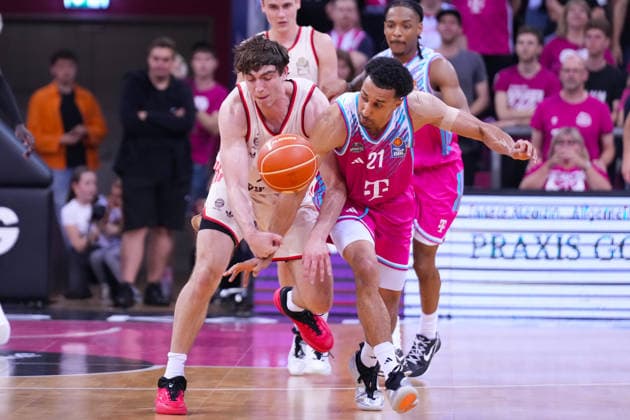 04.06.2026, xydrx, Basketball, easyCredit Basketball Bundesliga, Playoffs, Halbfinale Spiel 3, Telekom Baskets Bonn - FC Bayern München Basketball, Telekom Dome Bonn: Justinian Jessup (FC Bayern Muenchen Basketball, 10) im Zweikampf gegen Joel Aminu (Telekom Baskets Bonn, 21) Copyright: HMBxMedia YannisxDreimann