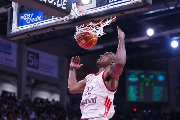 04.06.2026, xydrx, Basketball, easyCredit Basketball Bundesliga, Playoffs, Halbfinale Spiel 3, Telekom Baskets Bonn - FC Bayern München Basketball, Telekom Dome Bonn: Isiaha Mike (FC Bayern Muenchen Basketball, 22) beim Dunk Copyright: HMBxMedia YannisxDreimann