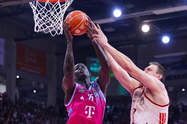 04.06.2026, xydrx, Basketball, easyCredit Basketball Bundesliga, Playoffs, Halbfinale Spiel 3, Telekom Baskets Bonn - FC Bayern München Basketball, Telekom Dome Bonn: Kur Jongkuch (Telekom Baskets Bonn, 15) im Zweikampf gegen Johannes Voigtmann (FC Bayern Muenchen Basketball, 7) Copyright: HMBxMedia YannisxDreimann