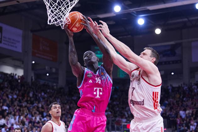 04.06.2026, xydrx, Basketball, easyCredit Basketball Bundesliga, Playoffs, Halbfinale Spiel 3, Telekom Baskets Bonn - FC Bayern München Basketball, Telekom Dome Bonn: Kur Jongkuch (Telekom Baskets Bonn, 15) im Zweikampf gegen Johannes Voigtmann (FC Bayern Muenchen Basketball, 7) Copyright: HMBxMedia YannisxDreimann