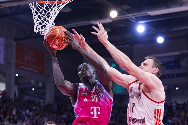 04.06.2026, xydrx, Basketball, easyCredit Basketball Bundesliga, Playoffs, Halbfinale Spiel 3, Telekom Baskets Bonn - FC Bayern München Basketball, Telekom Dome Bonn: Kur Jongkuch (Telekom Baskets Bonn, 15) im Zweikampf gegen Johannes Voigtmann (FC Bayern Muenchen Basketball, 7) Copyright: HMBxMedia YannisxDreimann