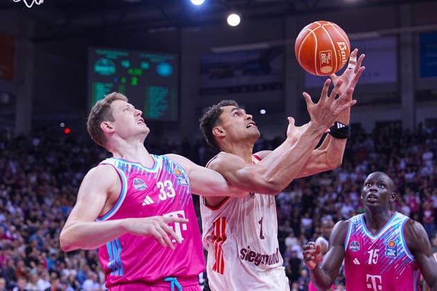 04.06.2026, xydrx, Basketball, easyCredit Basketball Bundesliga, Playoffs, Halbfinale Spiel 3, Telekom Baskets Bonn - FC Bayern München Basketball, Telekom Dome Bonn: Patrick Heckmann (Telekom Baskets Bonn, 33) im Zweikampf gegen Oscar da Silva (FC Bayern Muenchen Basketball, 1) Copyright: HMBxMedia YannisxDreimann