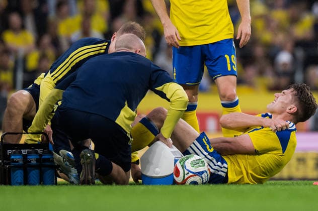 260604 Viktor Gyökeres of Sweden receives medical attention during the International Friendly, Länderspiel, Nationalmannschaft football match between Sweden and Greece on June 4, 2026 in Stockholm. Photo: Joel Marklund BILDBYRAN kod JM JM0822 bbeng fotboll football soccer fotball träningslandskamp international friendly sverige sweden sverige a grekland greece Copyright: JOELxMARKLUND BB260604JM023