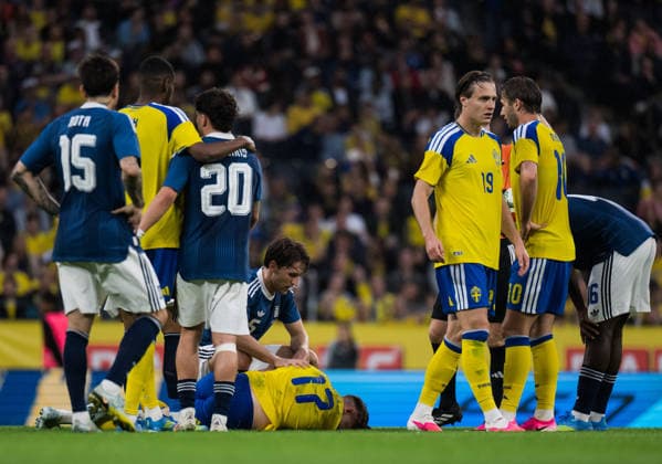 260604 Panagiotis Retsos of Greece with Viktor Gyökeres of Sweden who is in pain during the International Friendly, Länderspiel, Nationalmannschaft football match between Sweden and Greece on June 4, 2026 in Stockholm. Photo: Joel Marklund BILDBYRAN kod JM JM0822 bbeng fotboll football soccer fotball träningslandskamp international friendly sverige sweden sverige a grekland greece Copyright: JOELxMARKLUND BB260604JM024