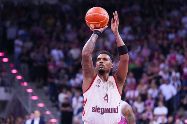 04.06.2026, xydrx, Basketball, easyCredit Basketball Bundesliga, Playoffs, Halbfinale Spiel 3, Telekom Baskets Bonn - FC Bayern München Basketball, Telekom Dome Bonn: Xavier Rathan-Mayes (FC Bayern Muenchen Basketball, 4) beim Freiwurf Copyright: HMBxMedia YannisxDreimann
