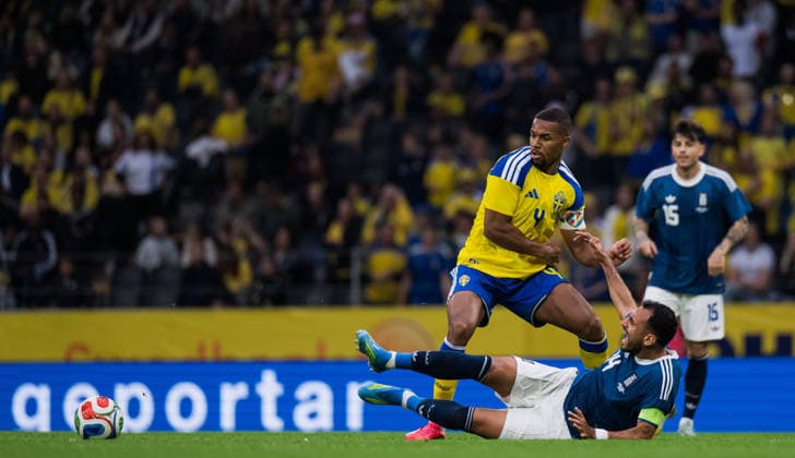 260604 Isak Hien of Sweden and Vangelis Pavlidis of Greece during the International Friendly, Länderspiel, Nationalmannschaft football match between Sweden and Greece on June 4, 2026 in Stockholm. Photo: Joel Marklund BILDBYRAN kod JM JM0822 bbeng fotboll football soccer fotball träningslandskamp international friendly sverige sweden sverige a grekland greece Copyright: JOELxMARKLUND BB260604JM026