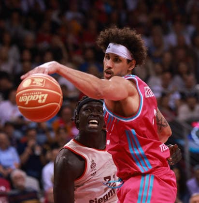 Michael Kessens (Bonn) am Ball gegen Wenyen Gabriel (Bayern), Bonn, Deutschland, 04.06.2026, Basketball Bundesliga, 3. Halbfinale, Telekom Baskets Bonn vs FC Bayern München Basketball.