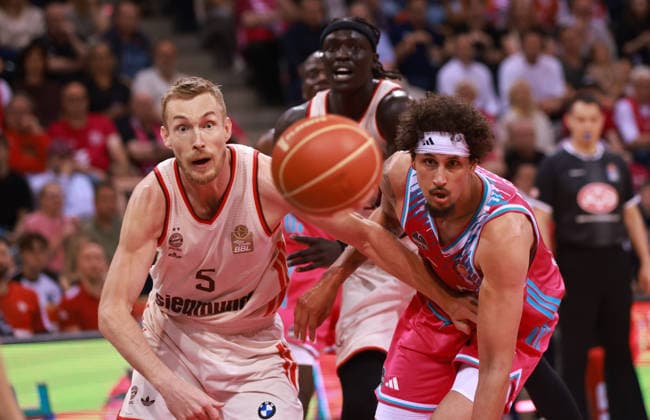 Sport Bilder des Tages Niels Giffey (Bayern, L) gegen Michael Kessens (Bonn), Bonn, Deutschland, 04.06.2026, Basketball Bundesliga, 3. Halbfinale, Telekom Baskets Bonn vs FC Bayern München Basketball. *** Niels Giffey Bayern, L against Michael Kessens Bonn , Bonn, Germany, 04 06 2026, Basketball Bundesliga, 3 Semifinal, Telekom Baskets Bonn vs FC Bayern Munich Basketball