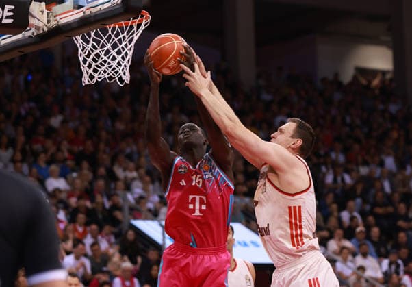 Kur Jongkuch (Bonn, R) gegen Johannes Voigtmann (Bayern), Bonn, Deutschland, 04.06.2026, Basketball Bundesliga, 3. Halbfinale, Telekom Baskets Bonn vs FC Bayern München Basketball.