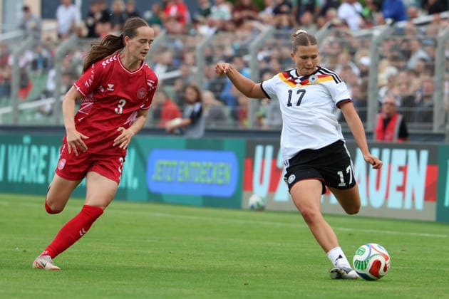 Deutschland: U23 Frauen Freundschaftsspiel 2025 - 2026, Deutschland U23 gegen Dänemark U23, Alfred-Kunze-Sportpark (Leipzig): Flanke von Julia Mickenhagen (Deutschland U23 Frauen, 17) Copyright: xLucasxWalterx