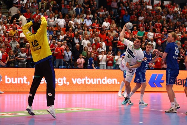 Handball I Herren I Saison 2025 2026 I Bundesliga I 33. Spieltag I HSV Hamburg - HSG Wetzlar I 04.06.2026 Mohamed Essam Moustafa El-Tayar (12, HSV Hamburg) Josip Simic (10, HSG Wetzlar) Hamburg Alsterdorfer Sporthalle Hamburg Deutschland Copyright: xLobeca RalfxHomburgx