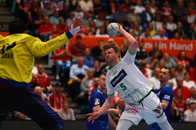 Handball I Herren I Saison 2025 2026 I Bundesliga I 33. Spieltag I HSV Hamburg - HSG Wetzlar I 04.06.2026 Mohamed Essam Moustafa El-Tayar (12, HSV Hamburg) Tristan Kirschner (5, HSG Wetzlar) Hamburg Alsterdorfer Sporthalle Hamburg Deutschland Copyright: xLobeca RalfxHomburgx