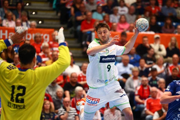 Handball I Herren I Saison 2025 2026 I Bundesliga I 33. Spieltag I HSV Hamburg - HSG Wetzlar I 04.06.2026 Mohamed Essam Moustafa El-Tayar (12, HSV Hamburg) Niklas Theiß (9, HSG Wetzlar) Hamburg Alsterdorfer Sporthalle Hamburg Deutschland Copyright: xLobeca RalfxHomburgx