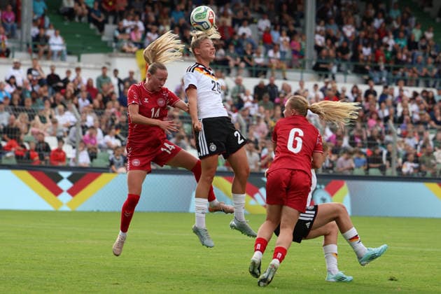 Deutschland: U23 Frauen Freundschaftsspiel 2025 - 2026, Deutschland U23 gegen Dänemark U23, Alfred-Kunze-Sportpark (Leipzig): die beiden Leipziger im Luftzweikampf Julia Landenberger (Deutschland U23 Frauen, 20) und Nikoline Dudek (Dänemark U23 Frauen, 14) Copyright: xLucasxWalterx