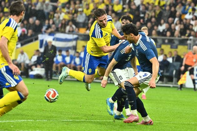 STOCKHOLM, SWEDEN 20260604 Sweden s Viktor Gyökeres against Greece s Konstantinos Koulierakis and Greece s Ntinos Mavropanos during Thursday s friendly football match between Sweden and Greece at Strawberry Arena ahead of this summer s World Cup. STOCKHOLM SWEDEN x10090x