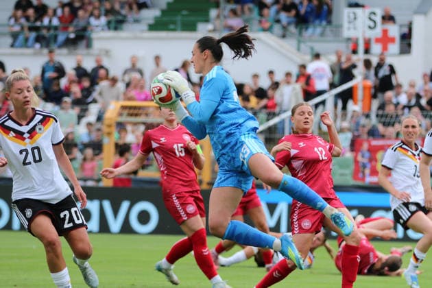 04.06.2026 Fußball Frauen 2025 2026 U23-Länderspiel Deutschland - Dänemark Alfred-Kunze-Sportpark Leipzig Maria Grohs (Deutschland, 23, blau) holt eine Flanke aus der Luft. Leipzig Sachsen Deutschland