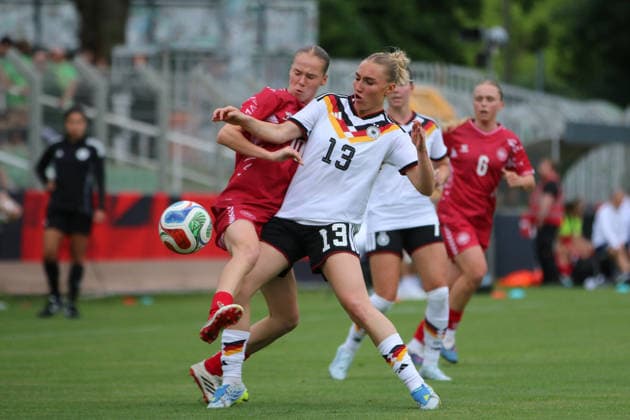 04.06.2026 Fußball Frauen 2025 2026 U23-Länderspiel Deutschland - Dänemark Alfred-Kunze-Sportpark Leipzig Sophie Nachtigall (Deutschland, 13, weiß) im Zweikampf mit Karoline Olesen (Dänemark, 10, rot). Leipzig Sachsen Deutschland