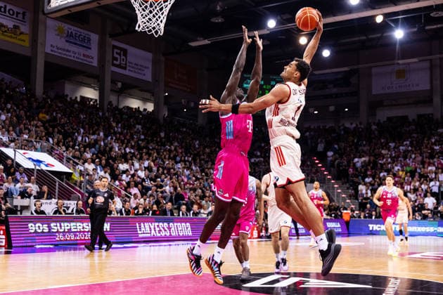 BONN, GERMANY - JUNE 04: Oscar da Silva (FC Bayern Muenchen, 1) trying to dunk the ball against Kur Jongkuch (Telekom Baskets Bonn, 15) during the easyCredit Basketball Bundesliga Playoffs Semi-final match 3 between Telekom Baskets Bonn vs. FC Bayern Muenchen at Telekom Dome Bonn on match 3 of easyCredit Basketball Bundesliga Playoffs Semi-final on June 04, 2026 in Bonn, Germany. North Rhine Westphalia Germany Copyright: xSteffiexWunderlx