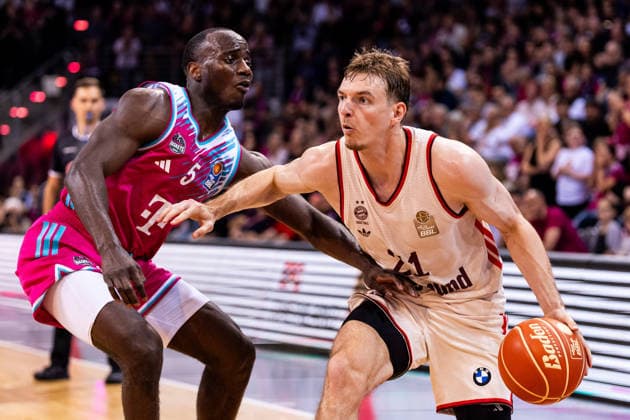 BONN, GERMANY - JUNE 04: Justus Hollatz (FC Bayern Muenchen, 21) controls the ball against Tylan Birts (Telekom Baskets Bonn, 5) during the easyCredit Basketball Bundesliga Playoffs Semi-final match 3 between Telekom Baskets Bonn vs. FC Bayern Muenchen at Telekom Dome Bonn on match 3 of easyCredit Basketball Bundesliga Playoffs Semi-final on June 04, 2026 in Bonn, Germany. North Rhine Westphalia Germany Copyright: xSteffiexWunderlx