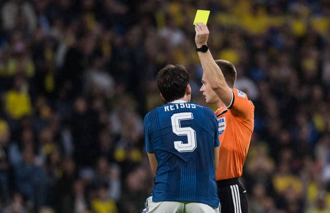 260604 Panagiotis Retsos of Greece receives a yellow card from referee Aaron Wyn Jones during the International Friendly, Länderspiel, Nationalmannschaft football match between Sweden and Greece on June 4, 2026 in Stockholm. Photo: Joel Marklund BILDBYRAN kod JM JM0822 bbeng fotboll football soccer fotball träningslandskamp international friendly sverige sweden sverige a grekland greece Copyright: JOELxMARKLUND BB260604JM035