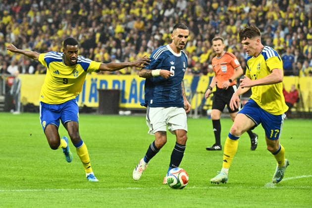 Greece s Dimitris Kourbelis between Sweden s Alexander Isak and Sweden s Viktor Gyökeres during Thursday s International Friendly, Länderspiel, Nationalmannschaft football match between Sweden and Greece at Strawberry Arena ahead of this summer s World Cup. Stockholm, Sweden 4 June 2026. STOCKHOLM SWEDEN x10090x Copyright: xClaudioxBresciani TTx FOOTBALL SWEDEN-GREECE